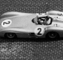 Juan_Manuel_Fangio_Mercedes-Benz_W196_-Stromlinien-Version-