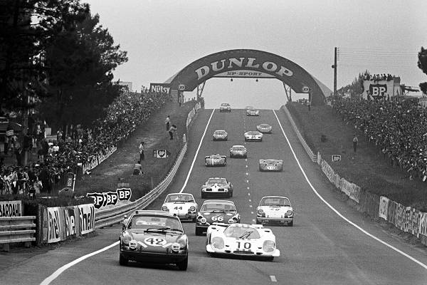 André Wicky Porsche 911 T vor John Woolfe Porsche 917