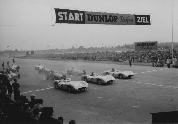 1. Startreihe mit Fangio Herrmann und Kling alle auf Mercedes Benz W196 