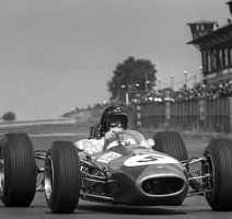 Dan_Gurney_-Brabham_BT11-_Großer_Preis_von_Deutschland_1965