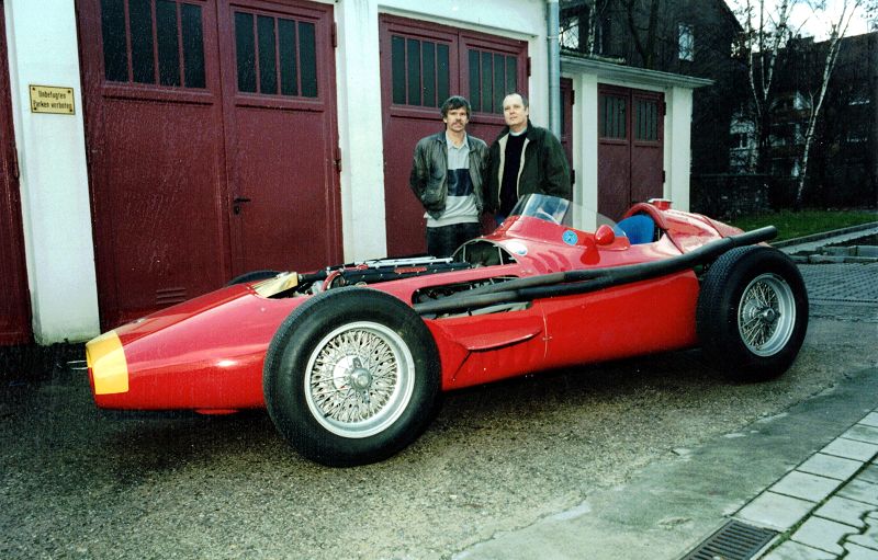 Neben Fangios Sieger Maserati 250F 2529 vom GP Deutschland 1957 mit Hartmut Ibings Werkstattleiter